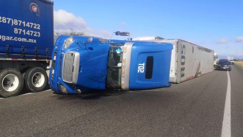 Fuertes ráfagas de viento vuelcan 8 camiones de carga en el sur de México