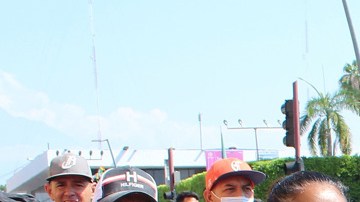 Migrantes encadenados realizan viacrucis en Chiapas, México, para exigir visas