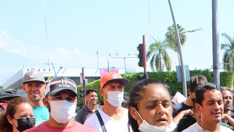 Migrantes encadenados realizan viacrucis en Chiapas, México, para exigir visas
