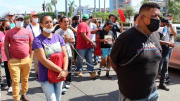 Migrantes encadenados realizan viacrucis en Chiapas, México, para exigir visas