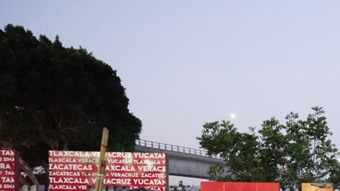Cientos de migrantes son desalojados de campamento en Tijuana, México