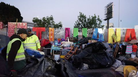 Cientos de migrantes son desalojados de campamento en Tijuana, México