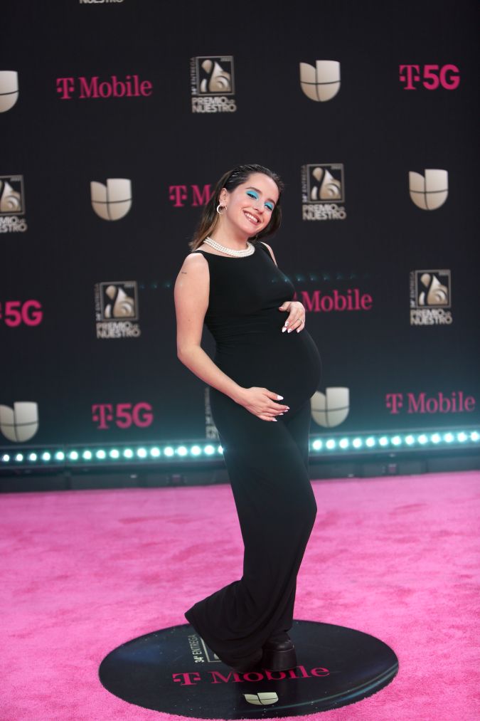 Evaluna presume su embarazo en la alfombra magenta de Premio Lo Nuestro 2022