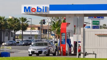 Precio de la gasolina en California: por qué el conflicto de Rusia y Ucrania podría disparar, aún más, el costo del galón
