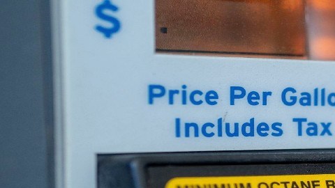 Gasolina cara y un lento crecimiento económico: así es como el conflicto Ucrania-Rusia afectaría tu bolsillo