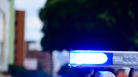 El hombre amenazó con cuchillos a los oficiales.