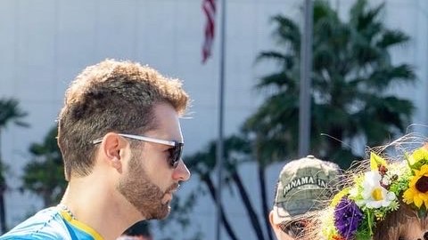 Iryna Vasylkova (vestido blanco) es directora del programa de diplomacia cultural del Centro de Arte Ucraniano (UAC).