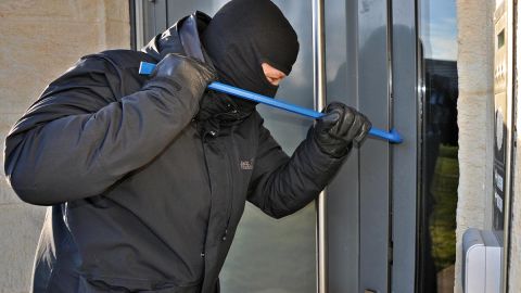 El hombre rompió una ventana y pagó por los daños