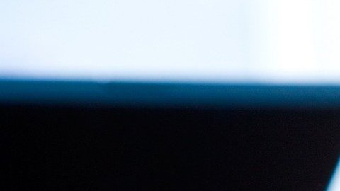 Foto de las manos de dos personas con documentos