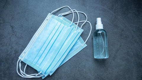 El reparto de mascarillas y gel antibacterial hizo una diferencia en los negocios para evitar la propagación de covid. (Pixabay)