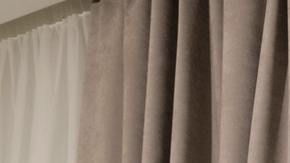 Foto de una pareja visitando una casa con un asesor inmobiliario