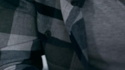 Foto de dos personas trabajando en el cálculo de impuestos