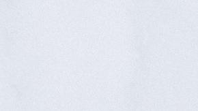 Foto de la la mano de una persona sobre formularios de impuestos