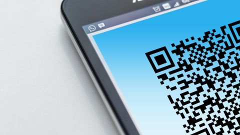 Foto de la pantalla de un dispositivo con un código QR