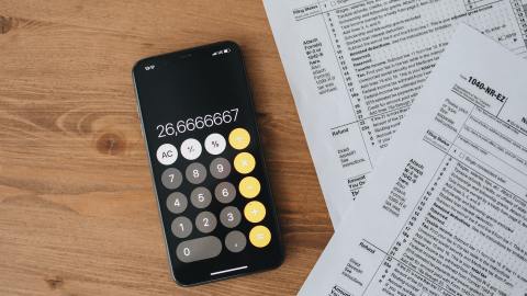 Foto de un teléfono calculando