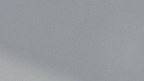 Foto de un teléfono celular encendido mostrando la hora en la pantalla