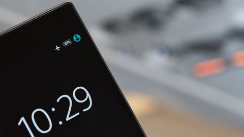 Foto de un teléfono celular encendido mostrando la hora en la pantalla