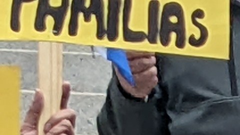 Liderando el grupo de niños estaba Jersey Vargas (micrófono), la adolescente que en el 2014 levantó la voz por los inmigrantes indocumentados en el Vaticano.