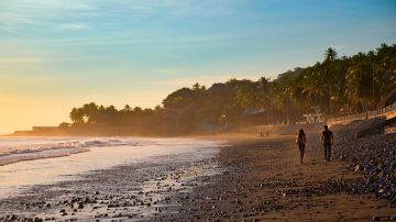 Las playas de la nación centroamericana se han convertido en un destino atractivo para miles de surfistas.