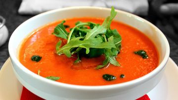 El gazpacho es una sopa de origen español preparada en su mayoría con tomate y otros vegetales.
