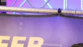 Óscar de la Hoya (i) entrega cheque de ayuda a la fundación de Julio César Chávez (d).