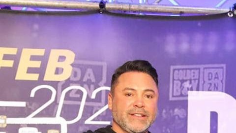 Óscar de la Hoya (i) entrega cheque de ayuda a la fundación de Julio César Chávez (d).