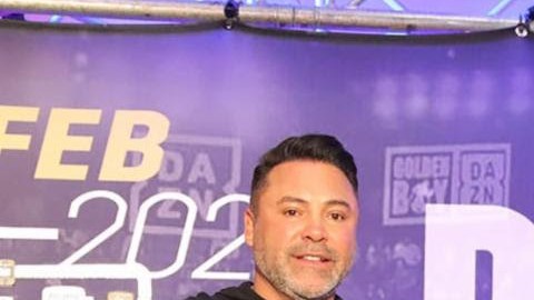 Óscar de la Hoya (i) entrega cheque de ayuda a la fundación de Julio César Chávez (d).