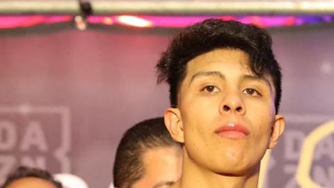 Jaime Munguía (i) vs D'Mitrius Ballard (d).