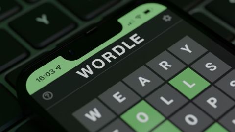Foto de un teléfono con la aplicación Wordle ejecutándose