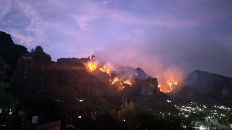 VIDEO: Incendio consume parte del popular cerro mexicano del Tepozteco, en el estado de Morelos