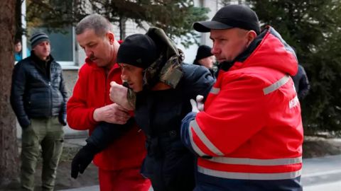 Rusia y Ucrania: las fuerzas rusas amplían su ofensiva en el oeste y atacan una base militar cerca de la frontera con Polonia