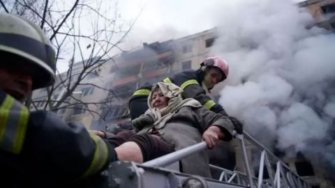 las fuerzas rusas bombardean un complejo residencial en Kiev e intensifican su ofensiva en el oeste del país