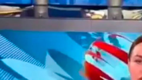 Rusia y Ucrania: una mujer interrumpe un noticiario ruso con un cartel en contra de la guerra