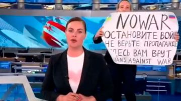 Rusia y Ucrania: una mujer interrumpe un noticiario ruso con un cartel en contra de la guerra