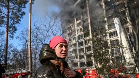 "Es un momento difícil y peligroso": los bombardeos sobre Kiev se intensifican con ataques a edificios residenciales