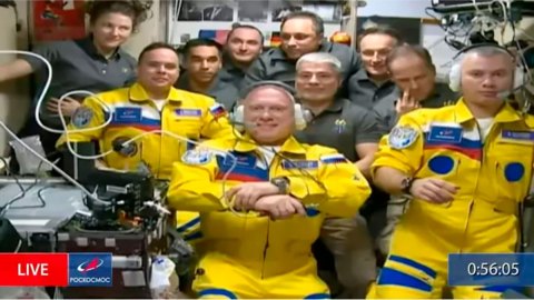 Rusia niega que los cosmonautas de la Estación Espacial Internacional se vistieran con los colores de la bandera de Ucrania