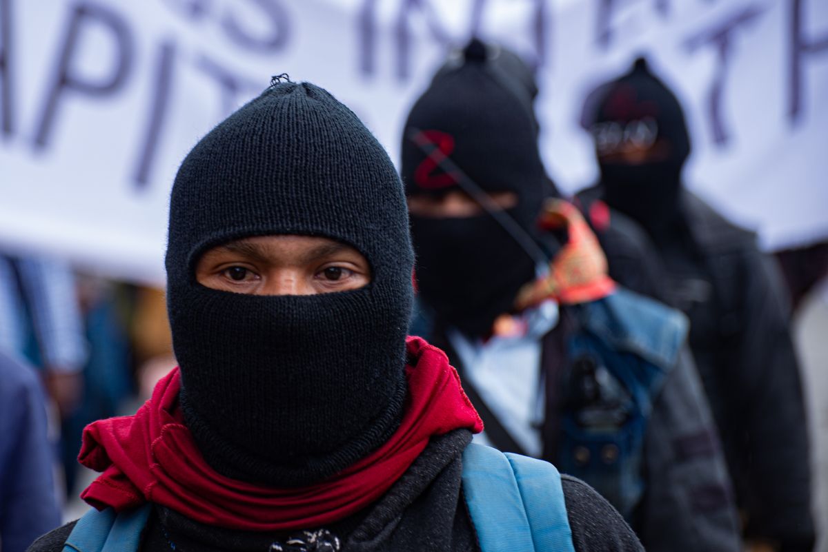 Indigenous and hooded men march in Mexico against "world wars" and support Ukraine