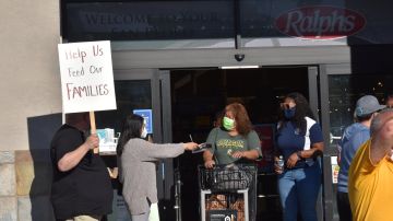 Trabajadores protestan y entregan información a los clientes de Ralphs.