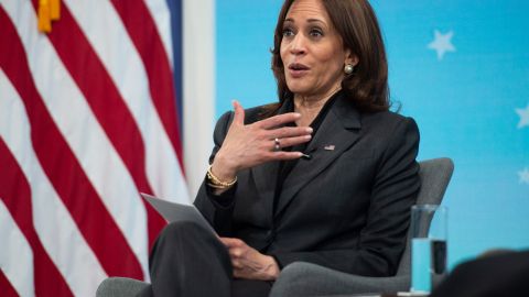 Esposo de Kamala Harris da positivo a COVID y vicepresidenta se "aísla" de eventos públicos