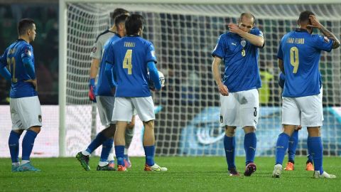 Girgio Chiellini se lamenta tras el gol de Macedonia del Norte.