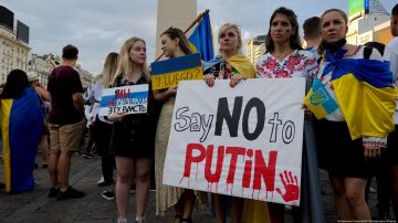 Con frases de "Putin está matando niños en Ucrania", protestan en Argentina y México contra invasión rusa