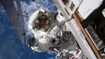 Astronauta de la NASA durante un paseo espacial en la EEI