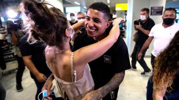 Lágrimas, abrazos y sonrisas en la llegada de futbolistas brasileños a Brasil tras sufrir el horror de la guerra en Ucrania.