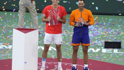 Rafael Nadal (i) se tuvo que conformar con el subcampeonato en el Indian Wells.