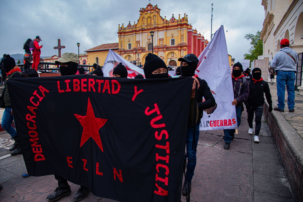 Indigenous and hooded men march in Mexico against "world wars" and support Ukraine