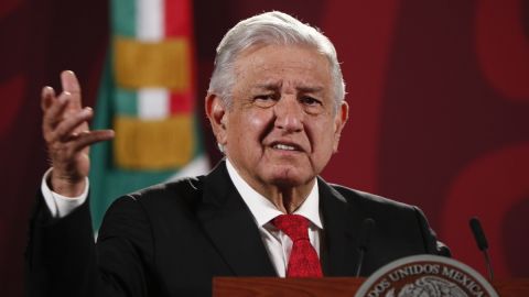 AMLO llama a la no violencia y "moralizar" al país tras trifulca en el estadio de fútbol de Querétaro