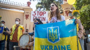 Activistas exigen ante Embajada rusa en México el fin de la guerra en Ucrania a un mes del conflicto