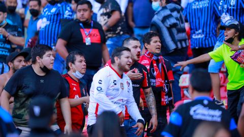 Aficionados de Atlas durante los hechos violentos que se dieron en el etsadio Corregidora de Querétaro.