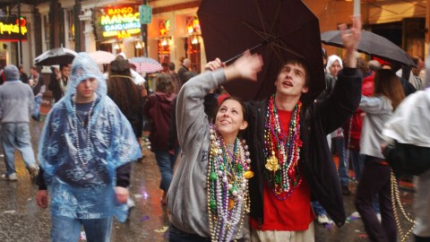 Apuñalamiento masivo en Mardi Gras deja cinco heridos afuera de un bar en Nueva Orleans