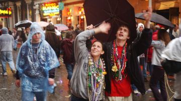 Apuñalamiento masivo en Mardi Gras deja cinco heridos afuera de un bar en Nueva Orleans